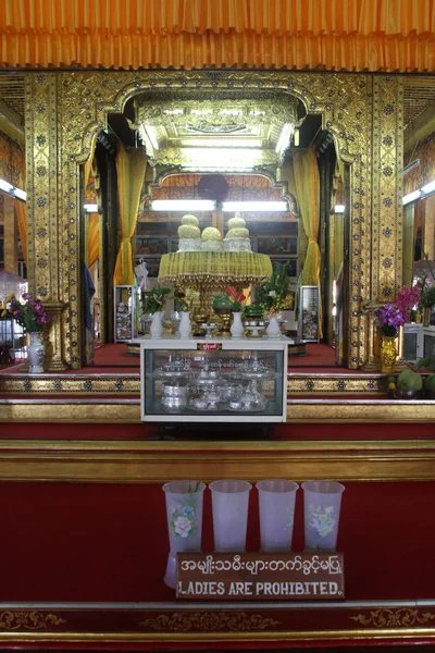 Золотые яйца на буддийской святыне — стоковое фото