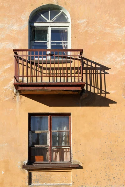 Вікна на стіні — стокове фото