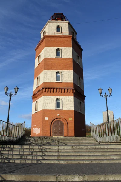 Pomnik z czerwonej cegły wieża światła w Murmańsk, Rosja — Zdjęcie stockowe