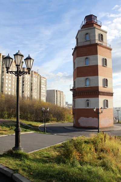 Pomnik z czerwonej cegły wieża światła w Murmańsk, Rosja — Zdjęcie stockowe