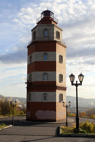 Torre de luz de tijolo vermelho memorial em Murmansk, Rússia — Fotografia de Stock