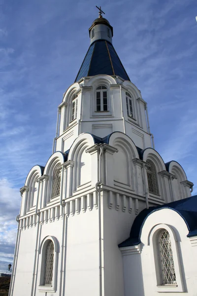 Yeni beyaz kilise — Stok fotoğraf