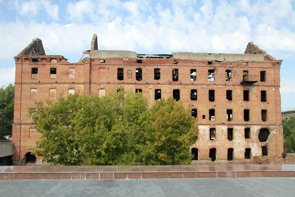 Ruiny z červených cihel mlýn — Stock fotografie