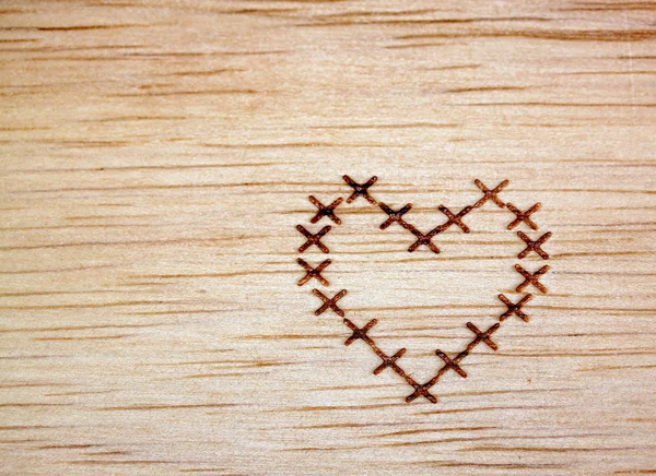Corazón sobre madera —  Fotos de Stock