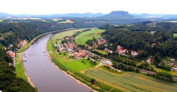 Elbe üzerinden görünüm. Almanya — Stok fotoğraf