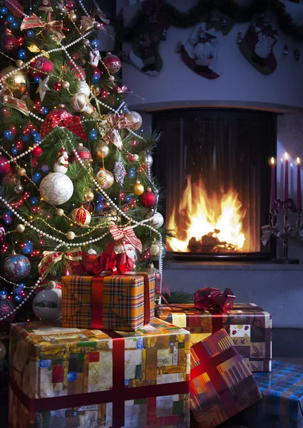 Χριστουγεννιάτικο δέντρο και δώρο Χριστουγέννων — Φωτογραφία Αρχείου