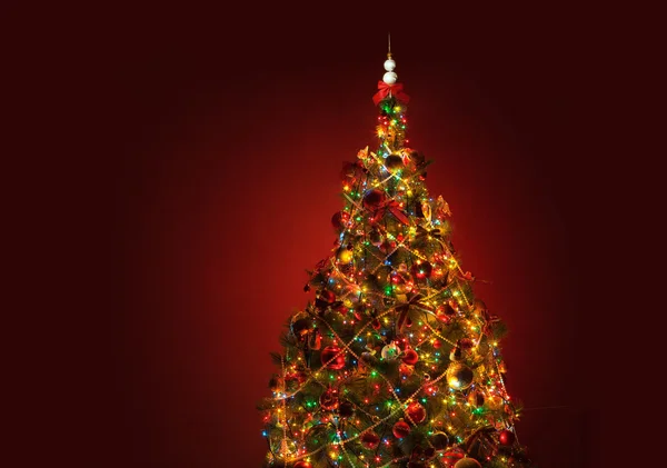 红色背景的艺术圣诞树 — 图库照片
