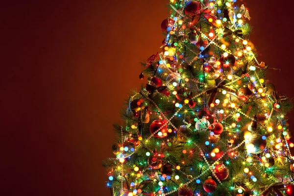 Arte árvore de Natal no fundo vermelho — Fotografia de Stock