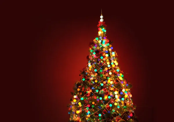 赤い背景の上にアート クリスマス ツリー — ストック写真