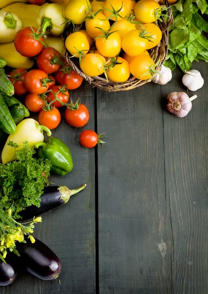 Verduras sobre una mesa de madera — Foto de Stock