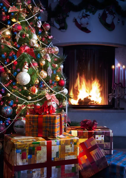 Vánoční strom a vánoční dárek Stock Snímky
