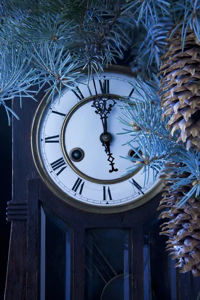 午夜古董时钟和一棵圣诞树 — 图库照片
