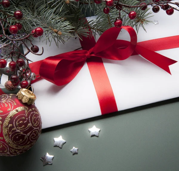 Decoraciones navideñas (árbol vivo, bolas, estrella ) — Foto de Stock