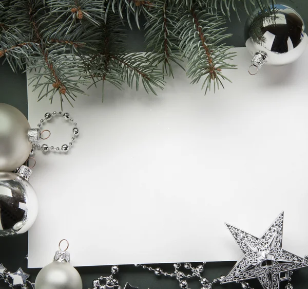 Weihnachtsschmuck (lebender Baum, Kugeln, Stern) — Stockfoto