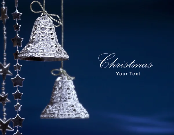 Umění vánoční přání s vánoční zvonky na modrém pozadí — Stock fotografie