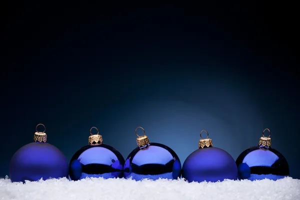 Blaue Weihnachtskugeln im weißen Schnee — Stockfoto