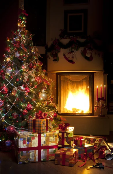 Χριστουγεννιάτικο δέντρο και δώρο Χριστουγέννων — Φωτογραφία Αρχείου