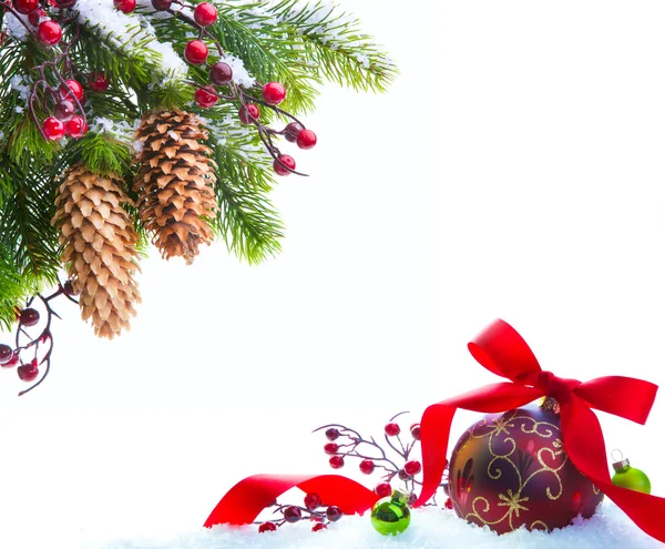 芸術の保護されたクリスマス ツリー雪 — ストック写真