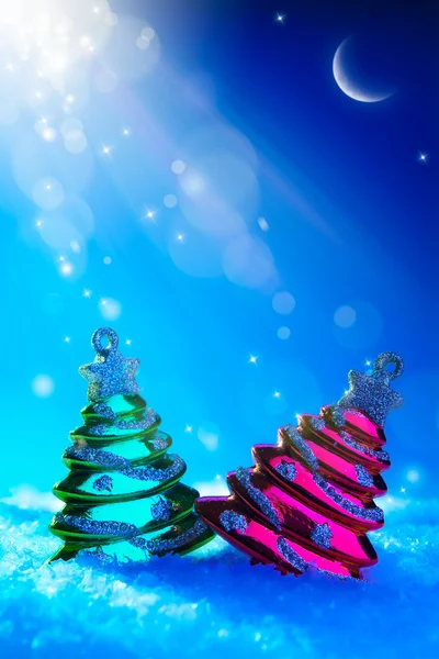 Τέχνη παιχνιδιών χριστουγεννιάτικο δέντρο σε φόντο μπλε νυχτός — Φωτογραφία Αρχείου