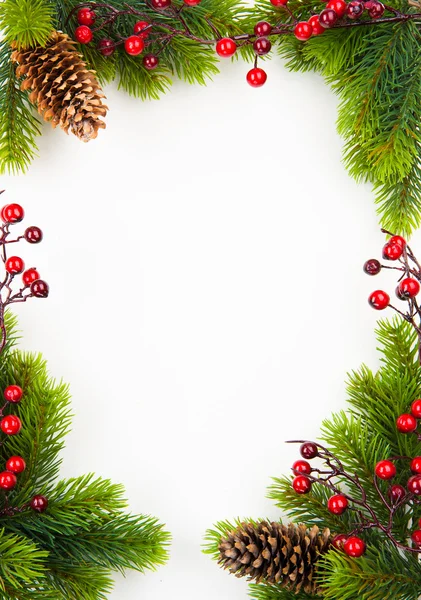 Weihnachtsrahmen mit Tanne und Stechpalme auf altem Papierhintergrund — Stockfoto