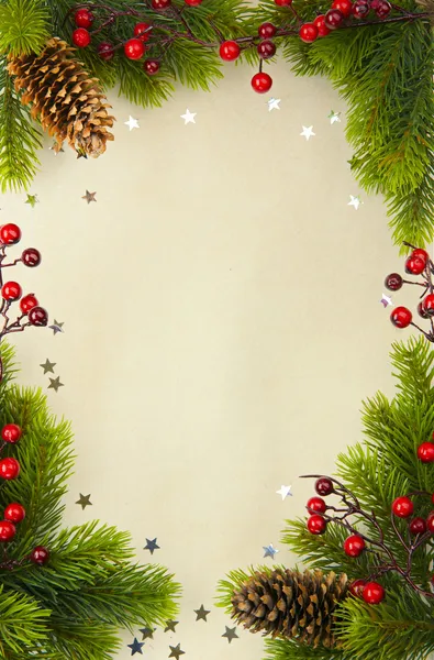 Cornice natalizia vintage con abete e bacca di agrifoglio su vecchio sfondo di carta — Foto Stock