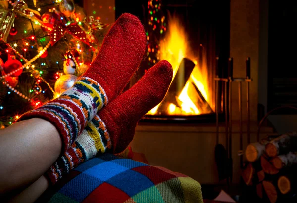 浪漫冬季晚上的壁炉旁的圣诞树和圣诞 — 图库照片