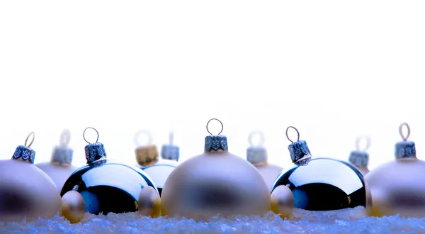 Boules de Noël en argent isolé sur fond blanc — Photo