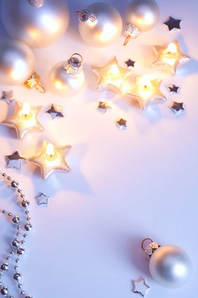 Gümüş Noel topları ve Noel li Noel tebrik kartı tasarımı — Stok fotoğraf