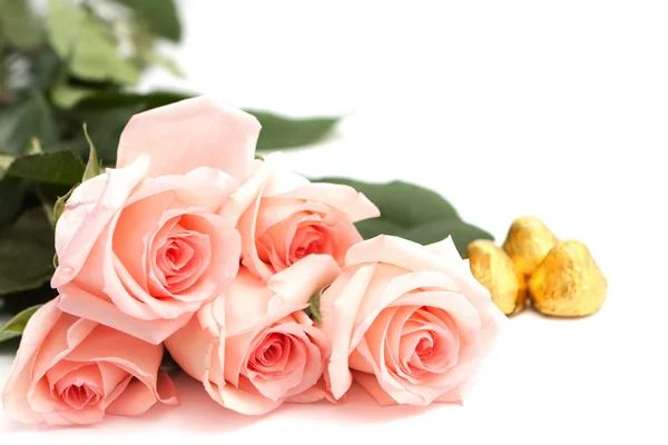 Букет з троянд і цукерок — стокове фото