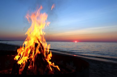 superior gölünün sahil kamp ateşi