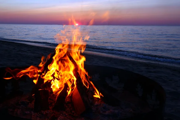 Superior gölünün sahil kamp ateşi — Stok fotoğraf