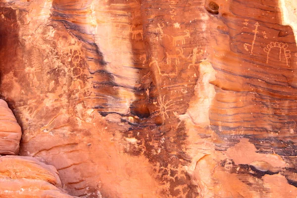 Petroglifos no Vale do Fogo - Nevada — Fotografia de Stock