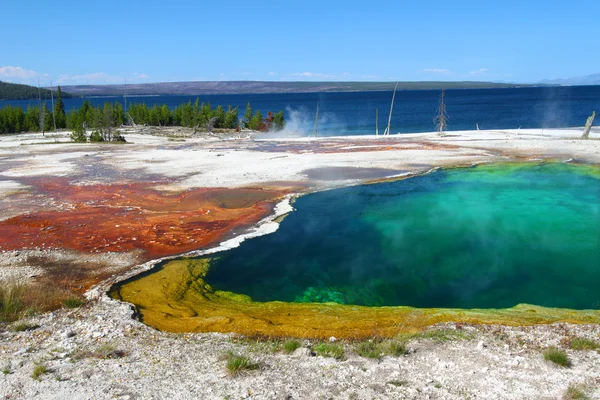 Yellowstone uçurum Havuzu — Stok fotoğraf