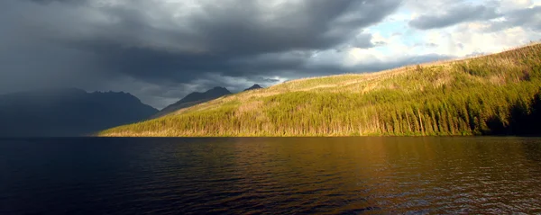 Kintla jeziora - park narodowy glacier — Zdjęcie stockowe