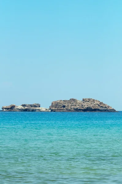 Zee-rotsen en blauwe hemel — Stockfoto