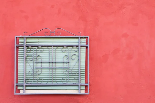 Fenster auf rot — Stockfoto