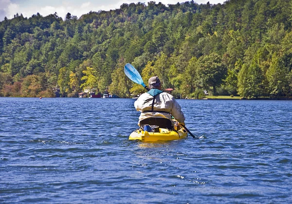 Hombre en un kayak — Foto de Stock
