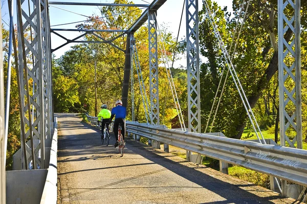 桥上的自行车车手 — 图库照片