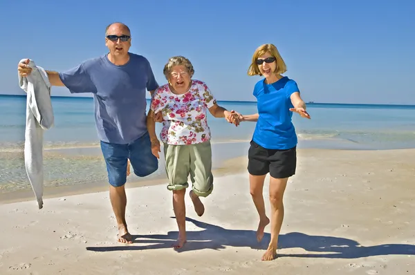Familie plezier op het strand — Stockfoto