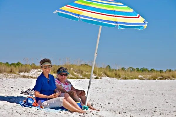 Twee oudere vrouwen op strand — Stockfoto