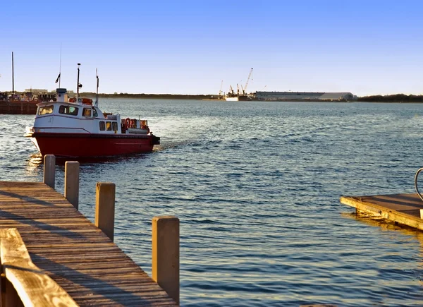 Dock gelen tekne — Stok fotoğraf