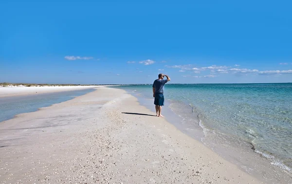 Homem solitário na praia — Fotografia de Stock
