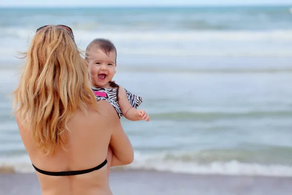 Baby och mamma på stranden — Stockfoto