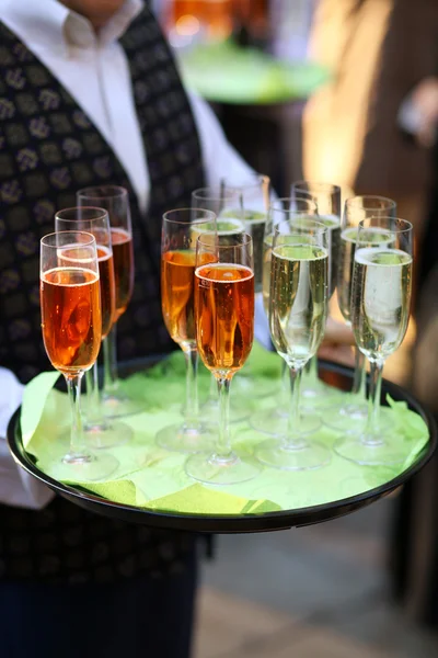 Şampanya gözlüklü garson — Stok fotoğraf