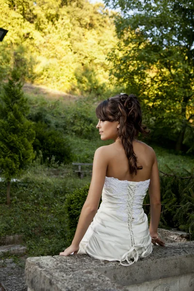 Bruden i parken — Stockfoto