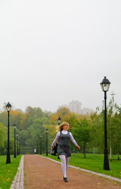 avenue sonbahar park yürüyen kız öğrenci