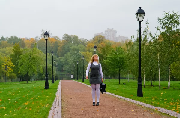 애비뉴가을 공원 걸어가는 여 학생 — 스톡 사진