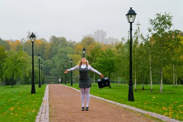 Avenue sonbahar park yürüyen kız öğrenci — Stok fotoğraf