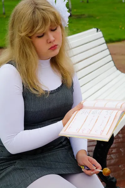 A estudante sentada em um banco, parque outonal, Moscou — Fotografia de Stock