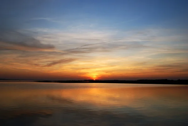 Lago tranquilo y puesta de sol — Foto de Stock